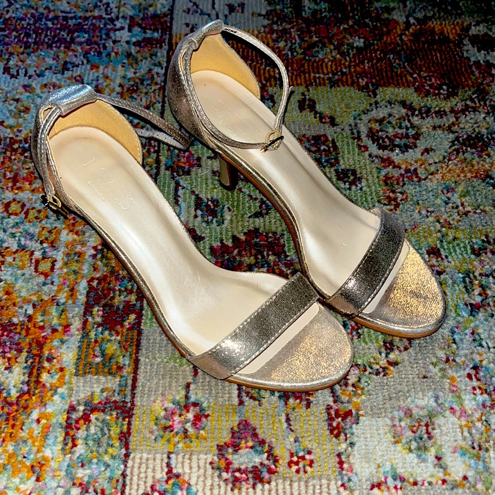 EUC David’s Bridal rose gold neutral heels    size 7.5